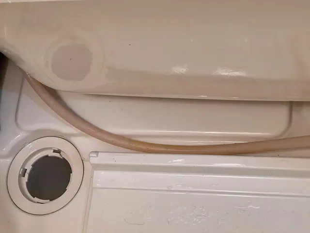 鏡のカルキ汚れ電動サンダーで落とします！エプロン内清掃サービス。ドアもキレイに！サービスの画像