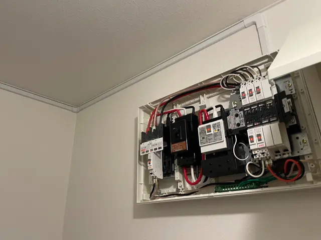 北見市中心にエアコン設置工事します。専用コンセントやブレーカー、アース工事も対応サービスの画像