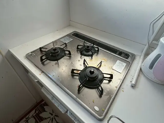緊急対応可！キッチン回り（コンロ回り）駆けつけクリーニングサービスの画像