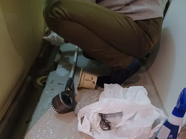 お風呂のクリーニング　浴室のカビの除去！　エプロンの、中のお掃除します。サービスの画像