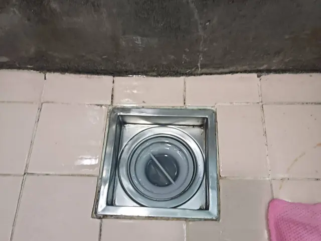 お風呂のクリーニング　浴室のカビの除去！　エプロンの、中のお掃除します。サービスの画像