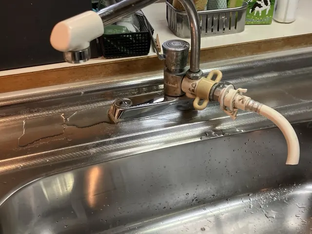 浄水器付きや節水タイプも対応可能！キッチン水栓交換はお任せを　工事保証7年サービスの画像