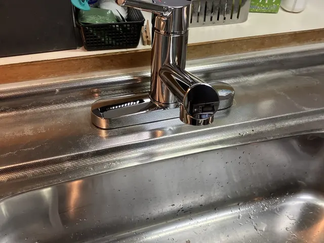 浄水器付きや節水タイプも対応可能！キッチン水栓交換はお任せを　工事保証7年サービスの画像