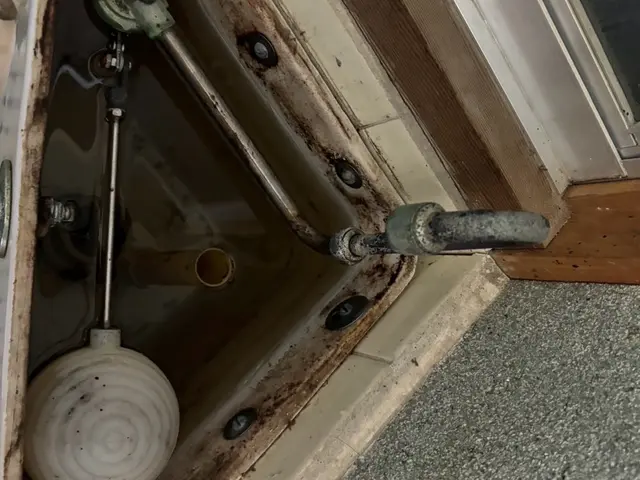 トイレ水漏れ修理、タンク内水量調整サービスの画像