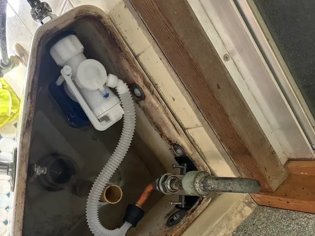 トイレ水漏れ修理、タンク内水量調整サービスの画像