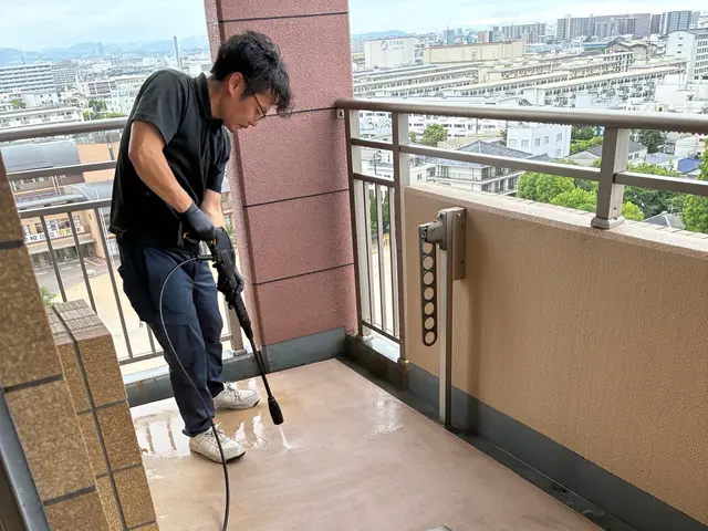 ベランダ清掃はお任せください！高圧洗浄機や手洗いでしっかり落とします！サービスの画像