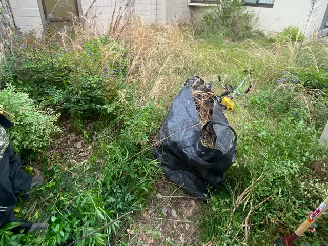 防草シート施工 （砂利引き人口芝施工可能）サービスの画像