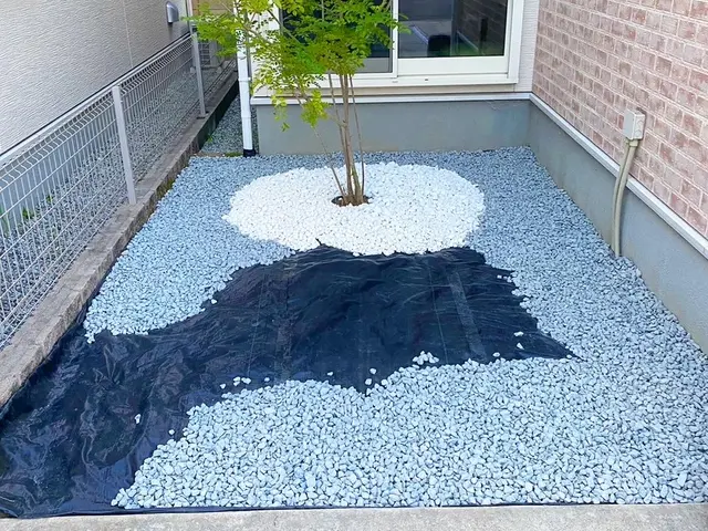 防草シート施工 （砂利引き人口芝施工可能）サービスの画像