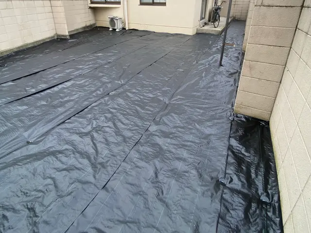 防草シート施工 （砂利引き人口芝施工可能）サービスの画像