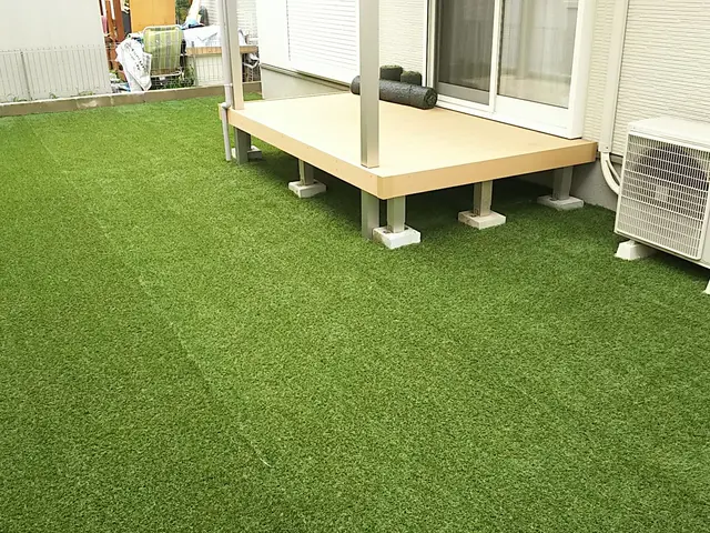 荒れてしまった敷地を綺麗にします！その後の砂利敷きや人工芝もお任せください！サービスの画像