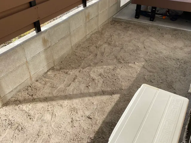 荒れてしまった敷地を綺麗にします！その後の砂利敷きや人工芝もお任せください！サービスの画像