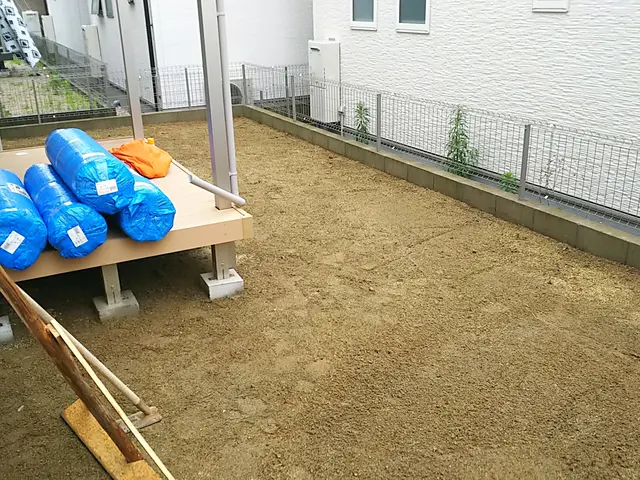 荒れてしまった敷地を綺麗にします！その後の砂利敷きや人工芝もお任せください！サービスの画像