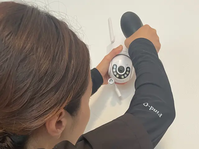 【家族や子供の安心安全対策◎】太陽光パネル付き監視カメラ設置　カメラ代工事費込！サービスの画像