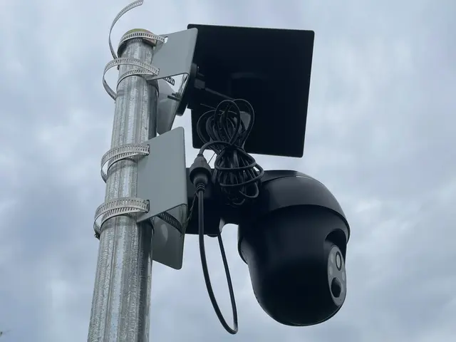 【家族や子供の安心安全対策◎】太陽光パネル付き監視カメラ設置　カメラ代工事費込！サービスの画像