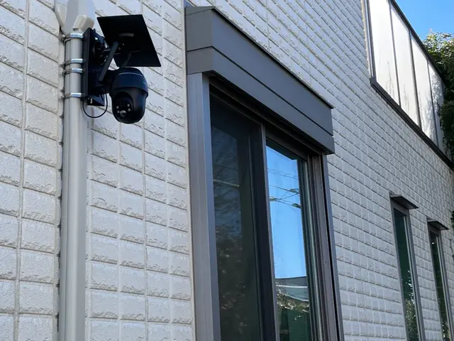 【家族や子供の安心安全対策◎】太陽光パネル付き監視カメラ設置　カメラ代工事費込！サービスの画像