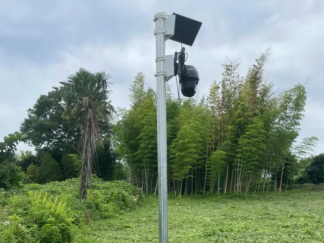 【家族や子供の安心安全対策◎】太陽光パネル付き監視カメラ設置　カメラ代工事費込！サービスの画像