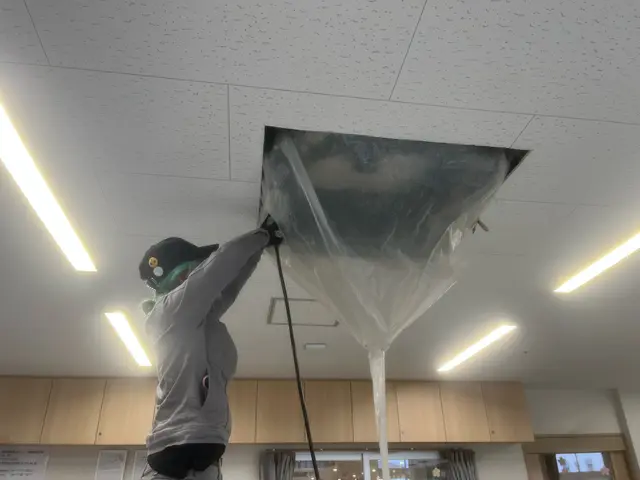 カビ、ヤニ、ホコリ綺麗にします！業務用エアコンのクリーニングサービスの画像