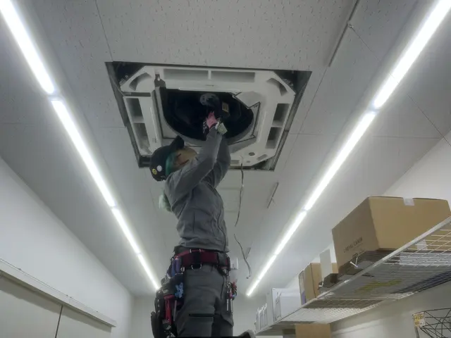 カビ、ヤニ、ホコリ綺麗にします！業務用エアコンのクリーニングサービスの画像