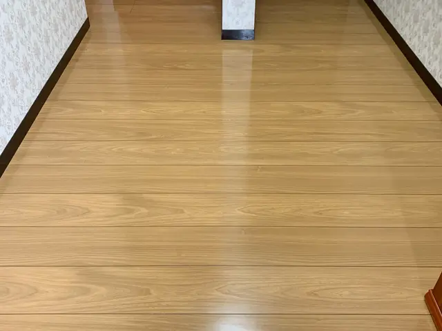 最近、床のベタ付きクスミが気になる！お任せくださいピカピカに仕上げます！サービスの画像
