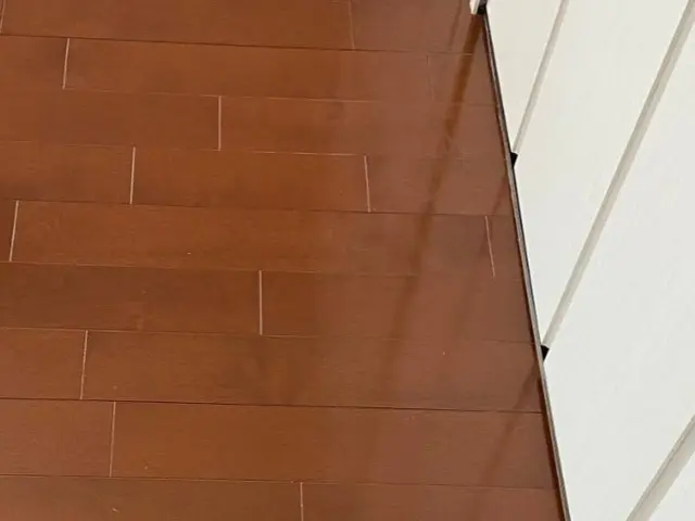 最近、床のベタ付きクスミが気になる！お任せくださいピカピカに仕上げます！サービスの画像