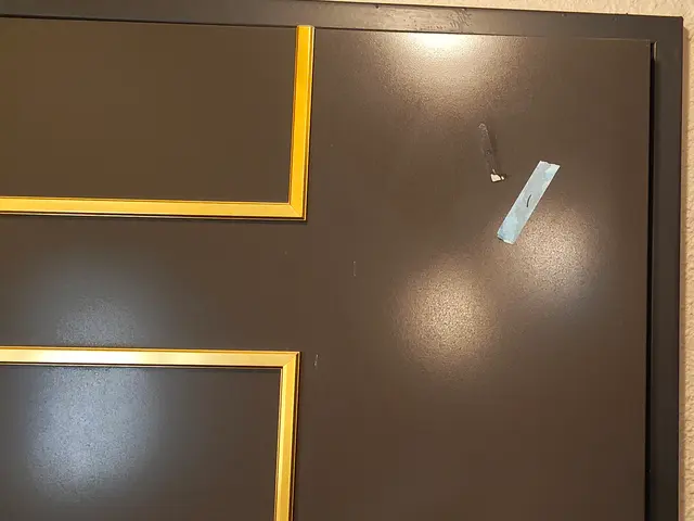 玄関ドア塗装　凹み等の補修〜再塗装まで施工可能です！サービスの画像