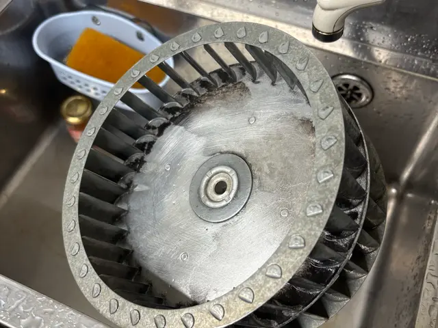 【レンジフード分解洗浄】ギトギト油汚れを除去/エアコンか洗濯機と同時予約で割引！サービスの画像