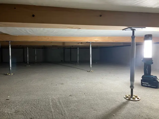 ☆床鳴り補修☆床下作業・接着注入等で解消いたします！サービスの画像