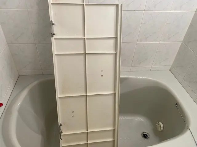 浴室を隅々までしっかりと洗います！専用の強力洗剤でカビを徹底除去！エプロン内込みサービスの画像