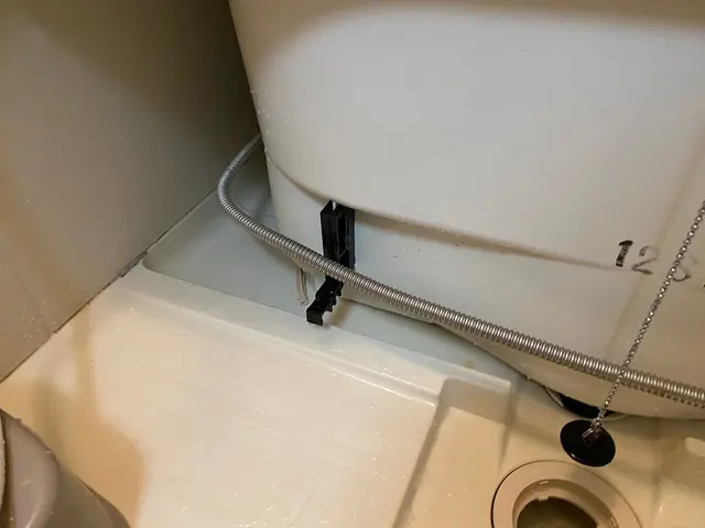 浴室を隅々までしっかりと洗います！専用の強力洗剤でカビを徹底除去！エプロン内込みサービスの画像