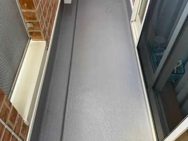 地面にひび割れが施工のサインです。弊社にお任せを(^^)サービスの画像