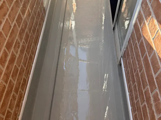 地面にひび割れが施工のサインです。弊社にお任せを(^^)サービスの画像