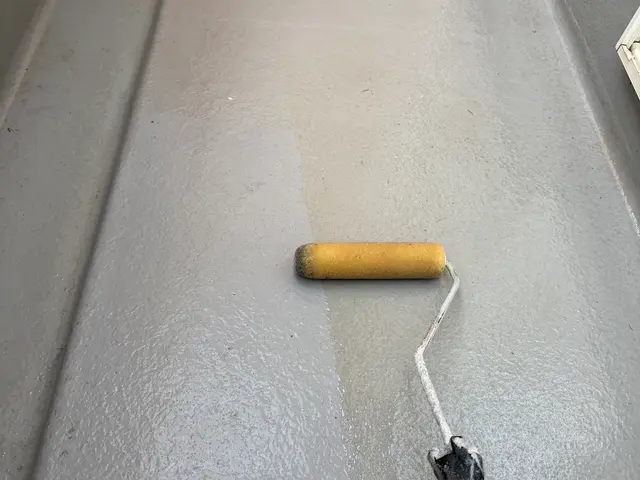 地面にひび割れが施工のサインです。弊社にお任せを(^^)サービスの画像