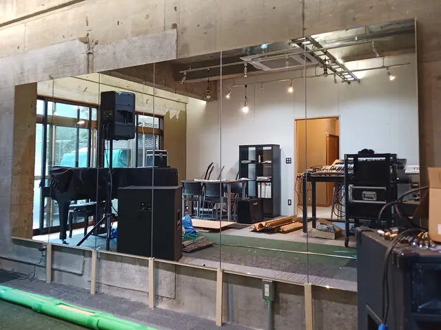 鏡の取り付けならお任せくださいサービスの画像