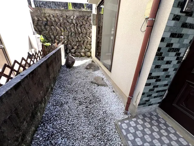 【防犯・雑草対策】お家の周りをキレイに！お客様のご希望の砂利をご用意いたします！サービスの画像