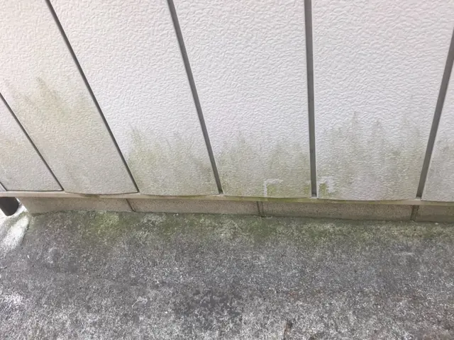 ベランダ周りの高圧洗浄いたします。サービスの画像