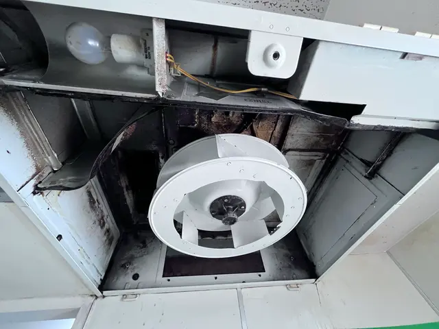 油まみれの状態で放置していませんか？ツルピカ仕上げでキレイさっぱり！サービスの画像