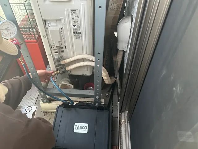 ◆エアコンガス補充・水漏れ・修理◆真空引き・フレア加工・駐車代込／追加費用なしサービスの画像