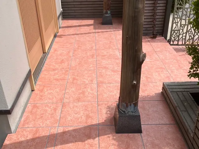 家の外、家の中、ベランダ、タイルの貼り替え当店にお任せ下さい！綺麗に仕上げます。サービスの画像