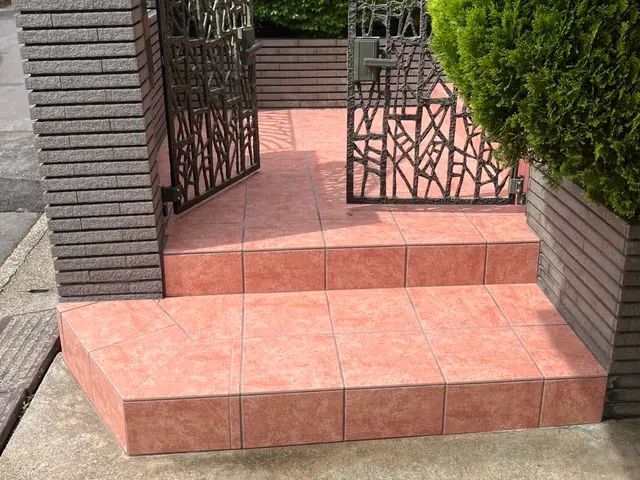 家の外、家の中、ベランダ、タイルの貼り替え当店にお任せ下さい！綺麗に仕上げます。サービスの画像