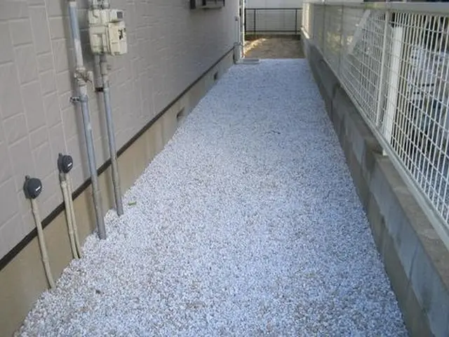 ◆①草取り・地盤整地→②防草シート→③砂利の手順です。◆簡単で安価な雑草対策！サービスの画像