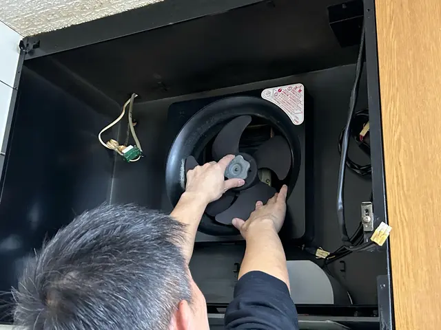 分解洗浄でスッキリ綺麗に！ ギトギト油さようなら！プロペラ換気扇のみ7200円！サービスの画像