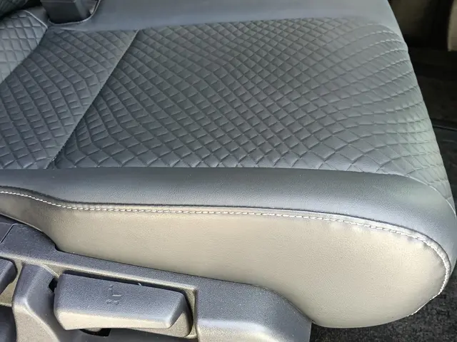車内クリーニング　レザーシートサービスの画像