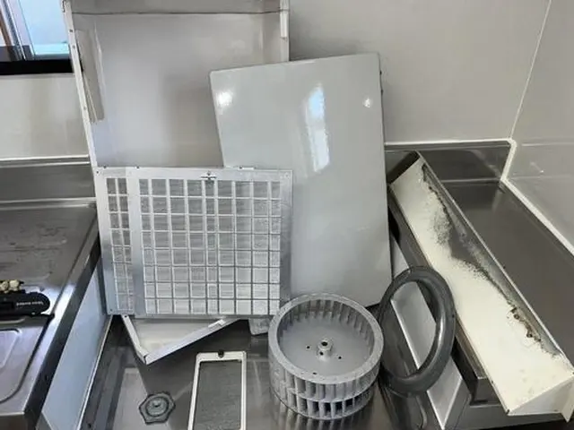 キッチンの換気扇を専用洗剤でピカピカにします！！サービスの画像