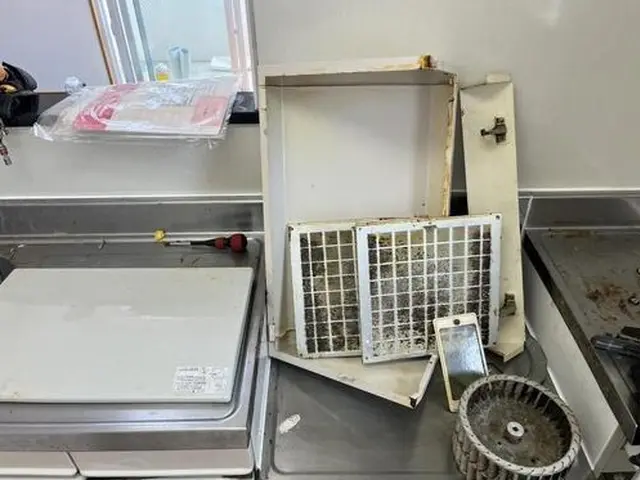 キッチンの換気扇を専用洗剤でピカピカにします！！サービスの画像