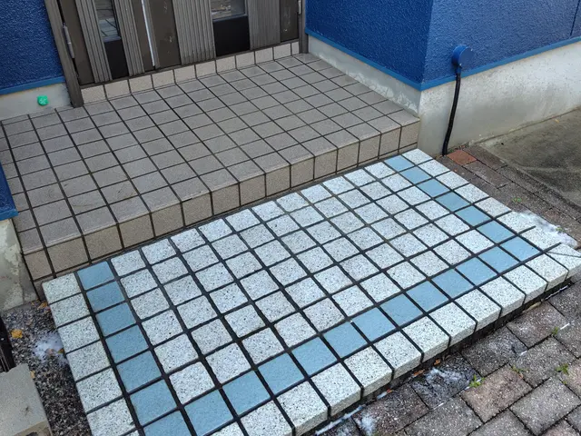 ご自宅の顔である玄関アプローチをピカピカに！高圧洗浄＋ポリッシャーで黒ずみ撃退！サービスの画像