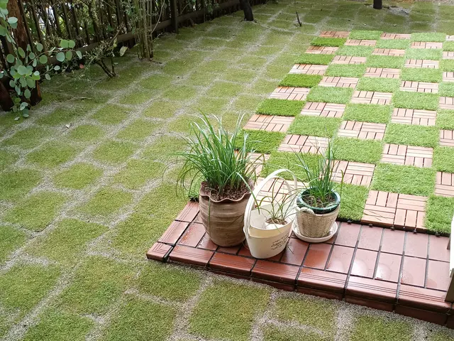 芝張りいたします。こちらでも芝用意できます。お客様が用意も可能です。人工芝も可能サービスの画像