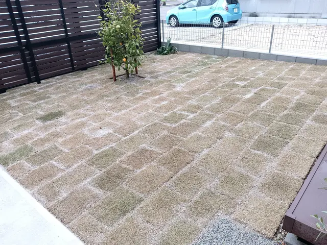 芝張りいたします。こちらでも芝用意できます。お客様が用意も可能です。人工芝も可能サービスの画像