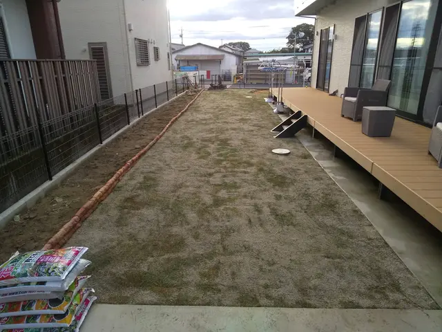 芝張りいたします。こちらでも芝用意できます。お客様が用意も可能です。人工芝も可能サービスの画像