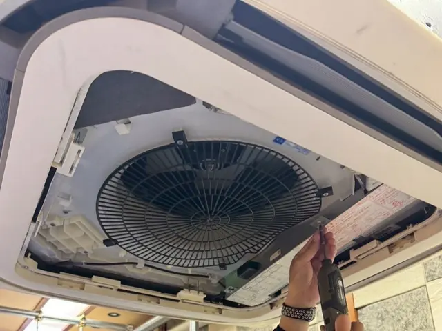 飲食業界30年の経験が活きる、天井埋込エアコンの丁寧クリーニングサービスの画像