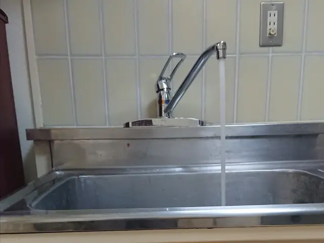 排水配管からの水漏れ、錆び等の穴埋めます！床板の補修工事も、張替えもご相談下さいサービスの画像